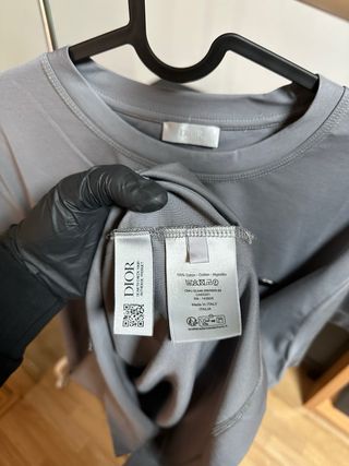 Camiseta gris con logo pequeño