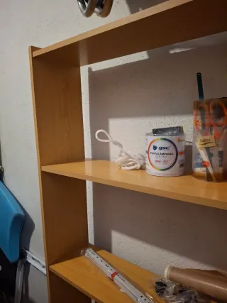 Estantería de madera y cajonera