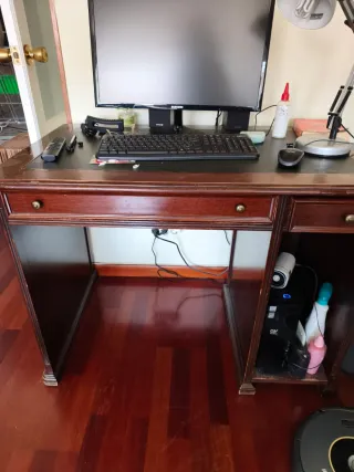 Escritorio de madera y cuero