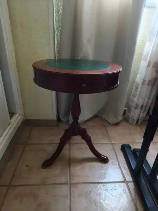 Escritorio de madera y cuero