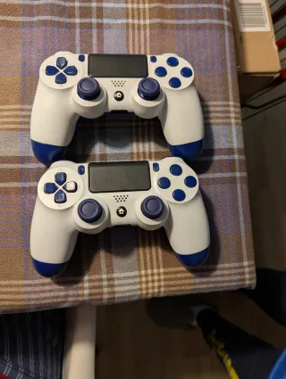 PS4 (PlayStation 4) Negra + 2 Mandos + 3 Juegos