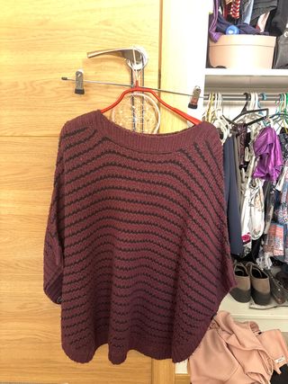 Poncho burdeos con rayas negras