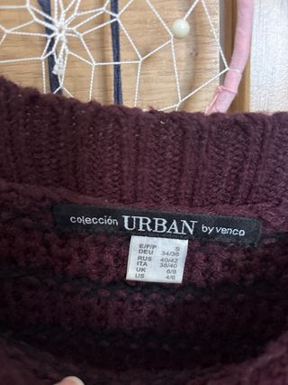 Poncho burdeos con rayas negras