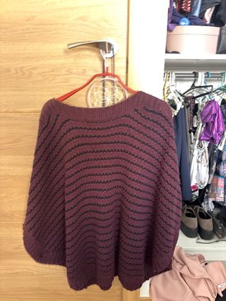 Poncho burdeos con rayas negras