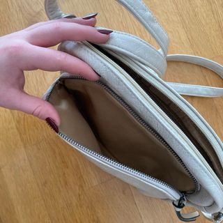 Bolso blanco con bolsillos con cremallera