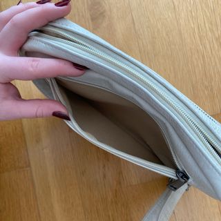 Bolso blanco con bolsillos con cremallera