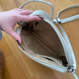 Bolso blanco con bolsillos con cremallera