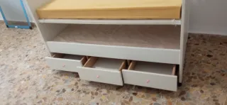 Cuna de madera cómoda,con tres cajones