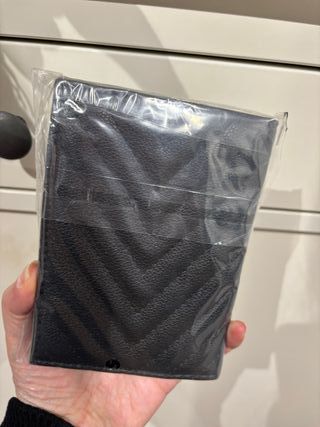 Cartera Funda Pasaporte Victoria Secret Negra.