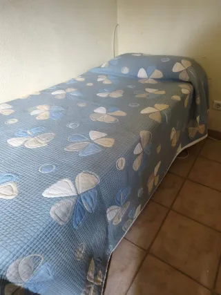 Cama individual con estampado floral