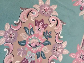 Alfombra verde con flores rosas 153x214 cm