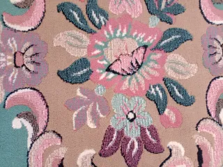 Alfombra verde con flores rosas 153x214 cm