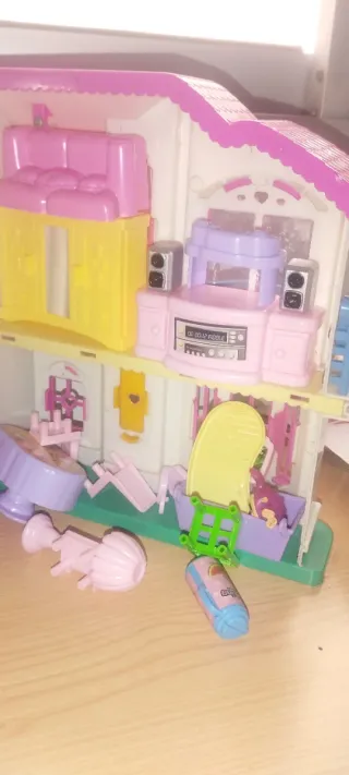 Casita de muñecas rosa y blanca