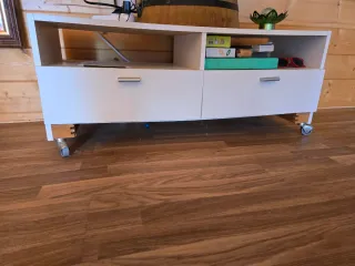 Mueble TV blanco con ruedas