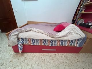 Cama individual con escritorio y estantería