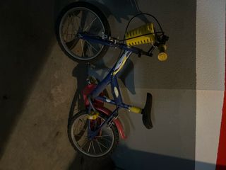 Bicicleta infantil azul y amarilla