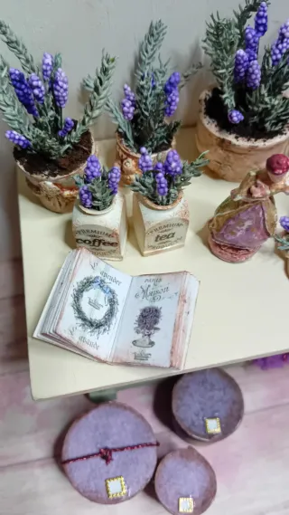 Libro aperto casa delle bambole lavanda