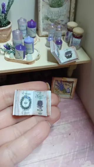 Libro aperto casa delle bambole lavanda