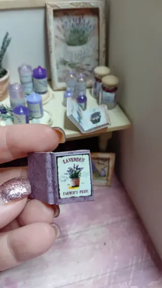 Libro aperto casa delle bambole lavanda