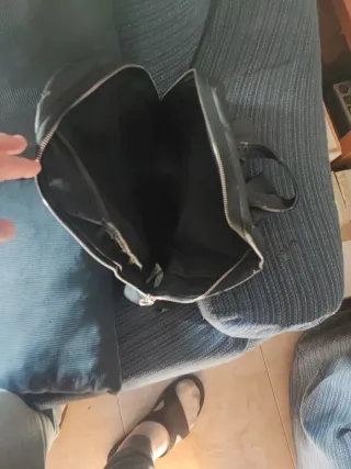 Mochila bolso negra con flores rosas