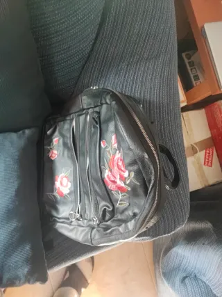 Mochila bolso negra con flores rosas