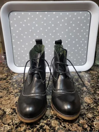 Botín de piel negra Topper con cordones