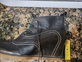 Botín de piel negra Topper con cordones