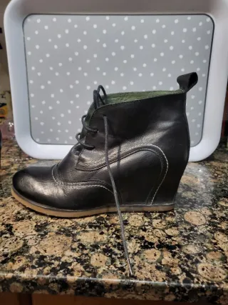 Botín de piel negra Topper con cordones