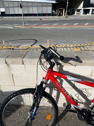 Bicicleta Orbea Roja y negra