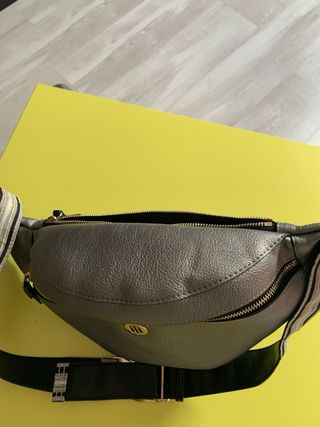 Riñonera Tommy Hilfiger plateada