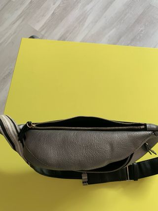 Riñonera Tommy Hilfiger plateada