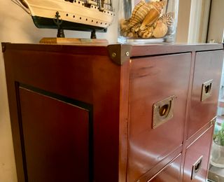 Sinfonier estilo Campaign en madera maciza