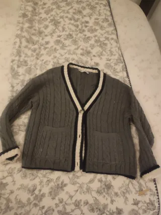 Chaqueta Zara Gris y Blanca Trenzada