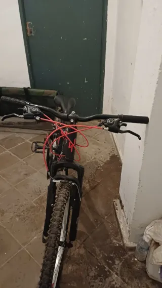 Bicicleta de montaña negra