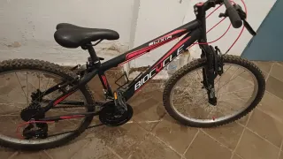 Bicicleta de montaña negra