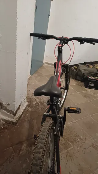 Bicicleta de montaña negra