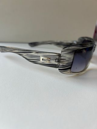 Gafas de sol Gucci grises y negras