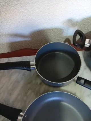 Set di pentole e padelle blu e grigio