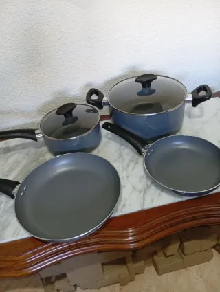 Set di pentole e padelle blu e grigio