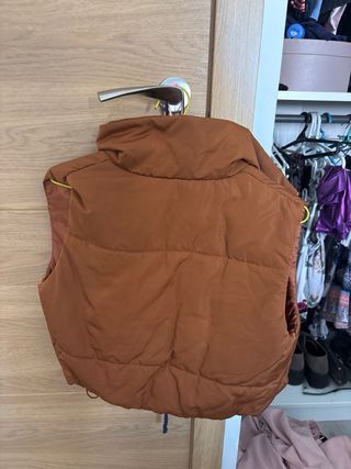 Chaleco acolchado marrón sin mangas