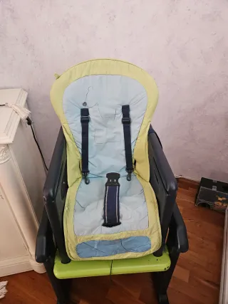 Trona de bebé y escritorio