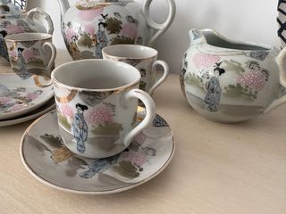Juego de té de porcelana con detalles dorados