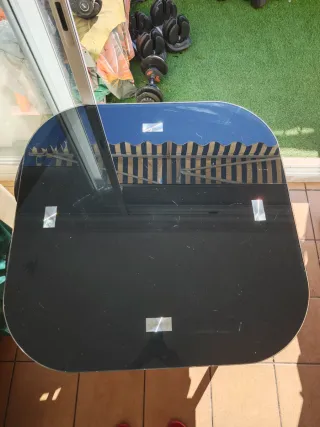 Mesa cristal negro y 4 sillas madera