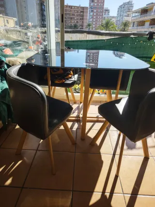 Mesa cristal negro y 4 sillas madera