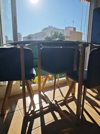 Mesa cristal negro y 4 sillas madera