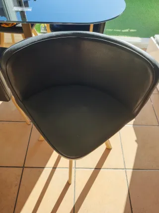 Mesa cristal negro y 4 sillas madera