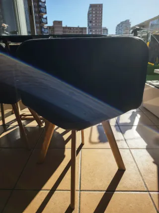 Mesa cristal negro y 4 sillas madera