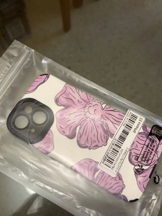 Funda iPhone 15 con flores lilas – Nueva