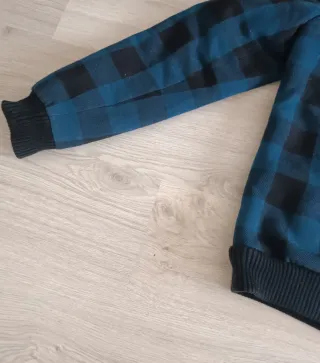 Cazadora cuadros azul y negra con capucha