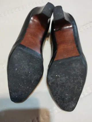 Zapatos de tacón negros. Talla 34.